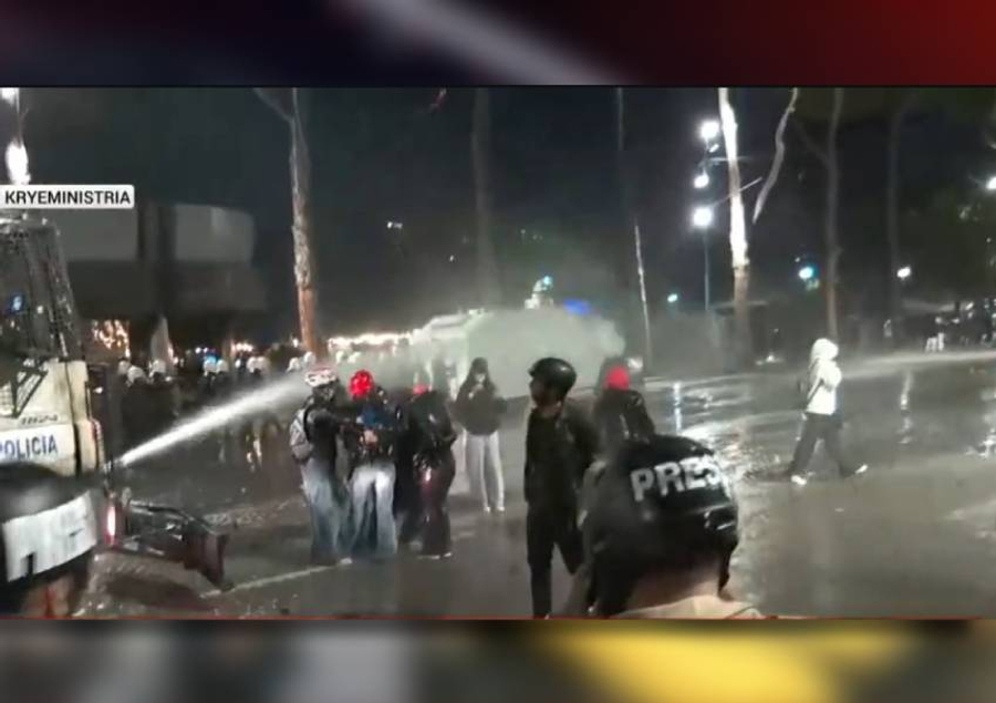 VIDEO  Policia dhunë dhe terror ndaj vajzave në bulevard  i bënë bllokadë makinës së ujit