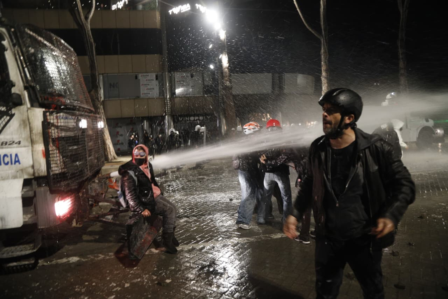 FOTO  Mercenarët e Ramës sulmojnë vajzat  Shikoni çfarë rezistence në bulevard