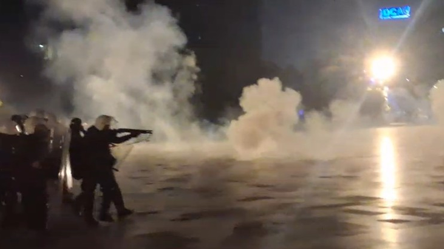 Policia terror në sheshin  Skënderbej   Me shotgan e gaz lotsjellës ndjek të rinjtë protestues  Pamje të tjera