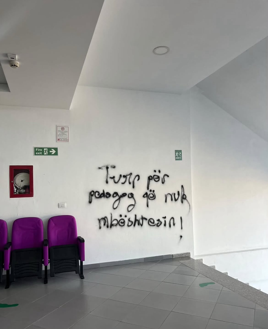 FOTO/ Studentët e Durrësit mesazhe kundër ‘grevëthyesve’: Turp për pedagogët që nuk mbështesin
