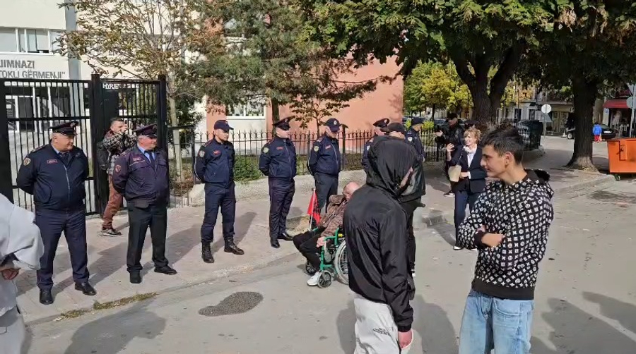 momenti-emocionues-ne-protesten-e-studenteve-ne-korce-qytetari-me-aftesi-te-kufizuara-u-bashkohet-marshimit-studentet-e-presin-me-duartrokitje