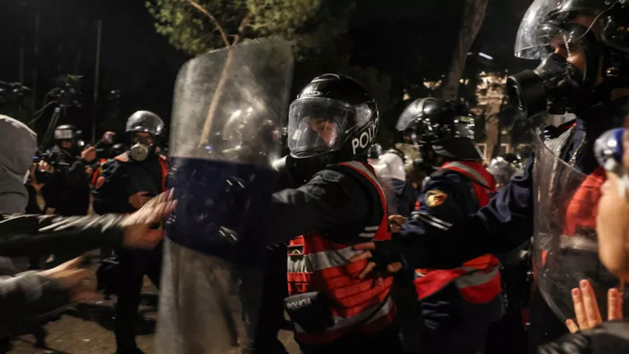 Protestat kundër qeverisë  Le Figaro  BE të marrë përgjegjësi  t i kërkojë llogari Ramës për korrupsionin