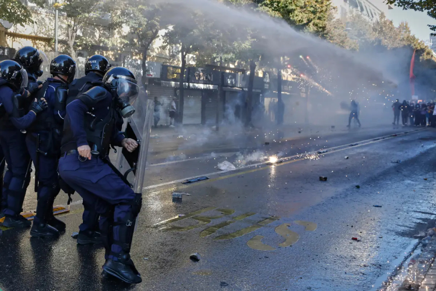 Los Angeles Times  Policia shqiptare përplaset me protestuesit antiqeveritarë për të tetën ditë radhazi