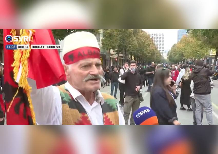 ‘Po hamë plehrat e serbit’/ Qytetari me veshj - Syri | Lajmi i fundit