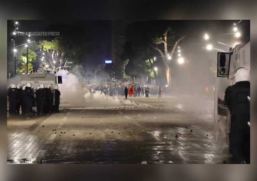 Revolta/ AP: Përplasjet me policinë, protestuesit kërkojnë dorëheqjen e Ramës për të 8-ën ditë radhazi