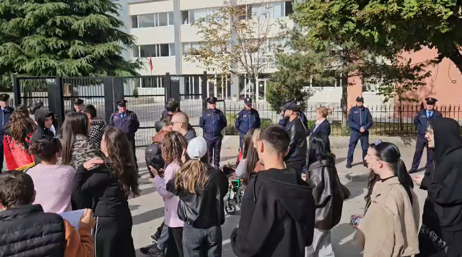  Jeni të pacipë për 2 500 eurot e Ramës   Të rinjtë përballen me policinë në Korçë  Po bëni terror