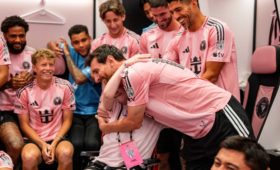 Messi përmbush dëshirat e fëmijëve me sëmundje të rënda