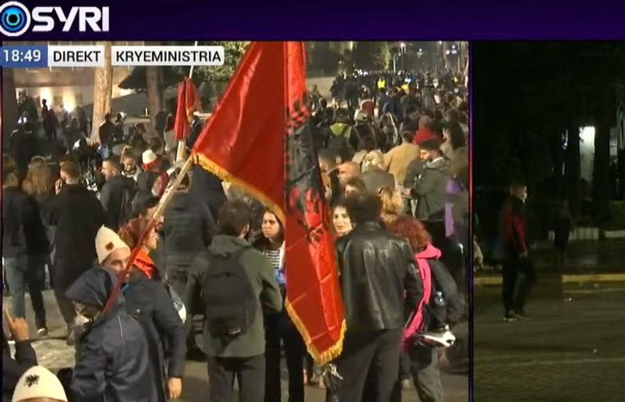 protesta-para-kryeministrise-nuk-ndalet-ja-cfare-po-ndodh-tani-ne-bulevard