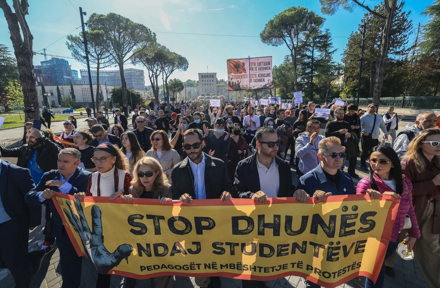 BLOOMBERG  Revolta studentore hyn në javën e dytë  protestuesit shtohen  të rinjtë nuk tërhiqen