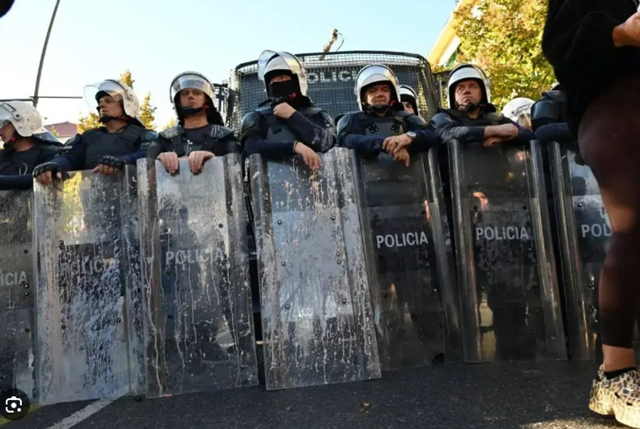 dhuna-ndaj-medias-policia-goditi-gazetaret-e-syri-tv-reporteret-pa-kufij-sanksione-ndaj-pergjegjesve