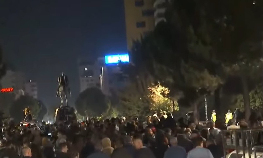 Rama jepe dorëheqjen  Protestuesit zhvendosen tek sheshi  Skënderbej 