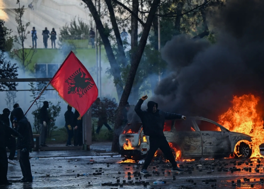 Tirana po digjet  Gazeta zvicerane  Ja pse rinia shqiptare është rebeluar kundër Edi Ramës