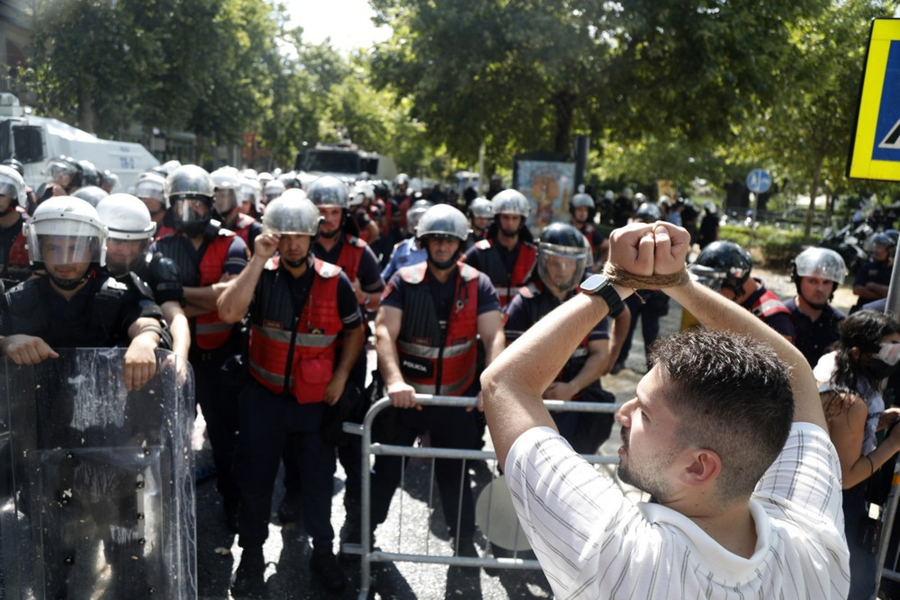 Instituti Ndërkombëtar i Shtypit dënon sulmet ndaj gazetarëve gjatë demonstratave në Tiranë