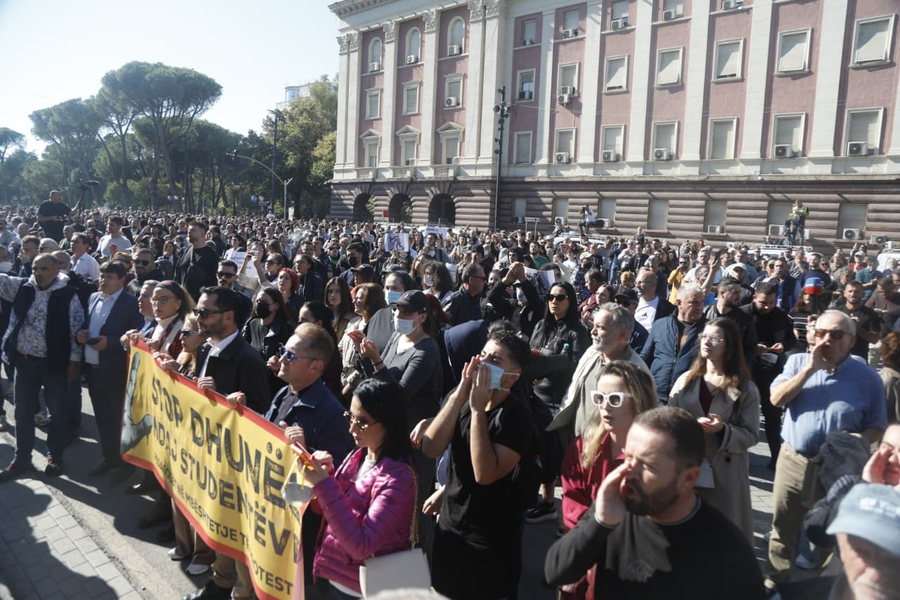 kush-je-ti-qe-me-ndalon-te-protestoj