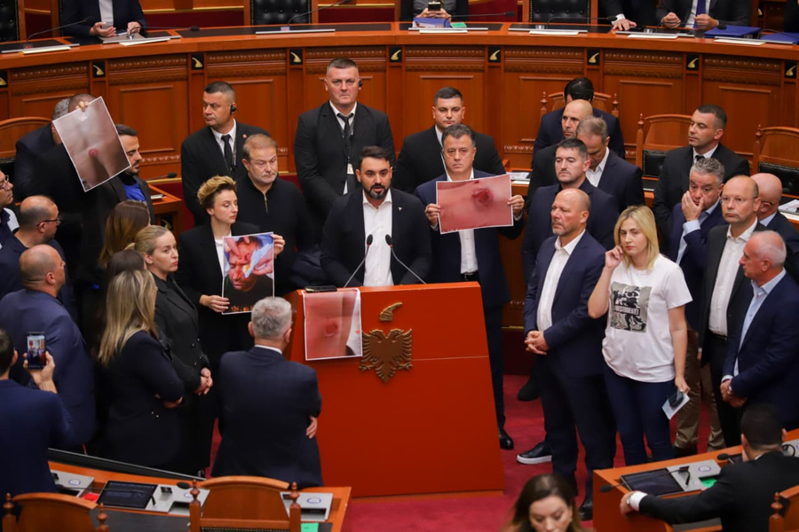 Këlliçi në parlament  Edi Rama të dorëhiqet menjëherë  Parlamenti të vetëshpërndahet