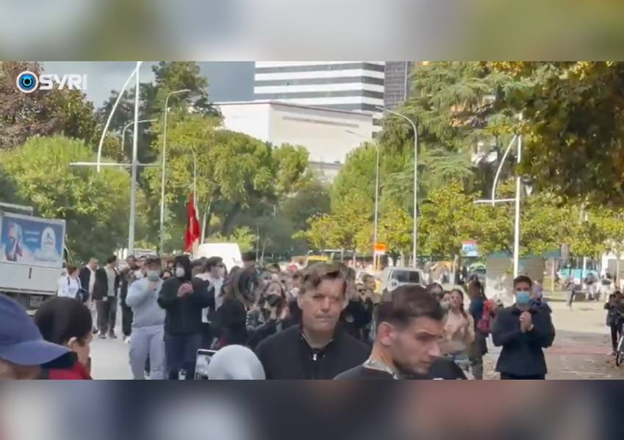 Kërkojnë dorëheqjen e Edi Ramës  Pedagogët dhe studentët mbërrijnë te Parlamenti