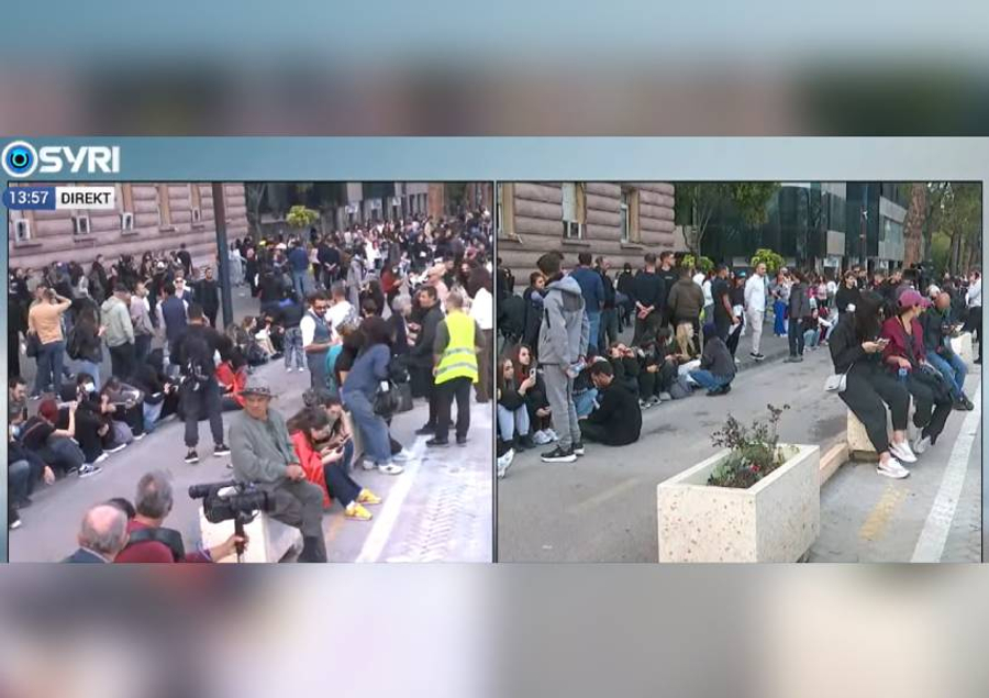 10 ditë revoltë  Të rinjtë dhe studentët ulen përballë Kryeministrisë  kërkojnë dorëheqjen e Ramës