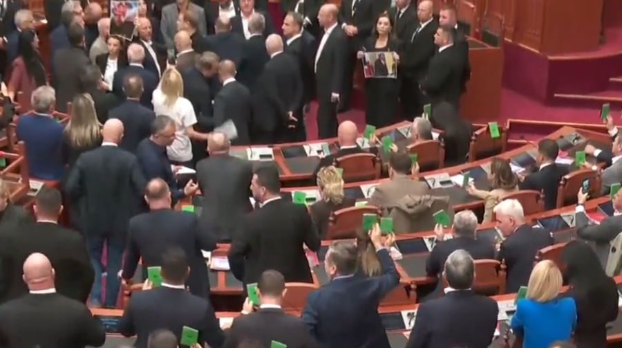 VIDEO  Pengjet e Edi Ramës në Parlament votojnë ligje pa debat   Deputetët e PS si ushtarë të diktaturës