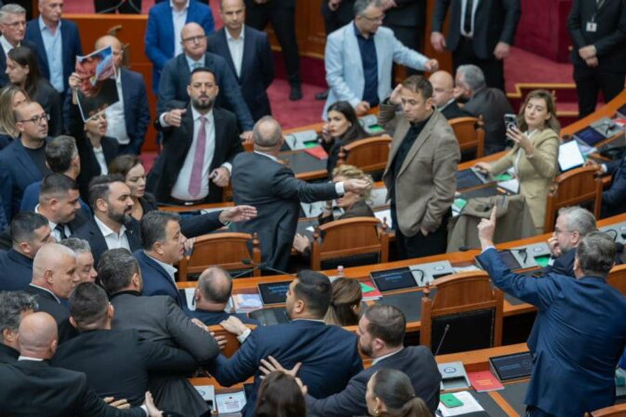 Tensionet në Kuvend/ PS kërkon përjashtimin e 20 deputetëve të opozitës se denoncuan dhunën ndaj studentëve