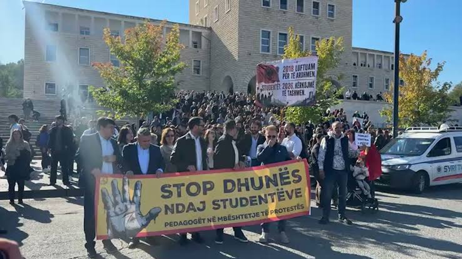 Rinia kundër Edi Ramës/ Në Tiranë të gjithë studentët kanë bojkotuar auditorët
