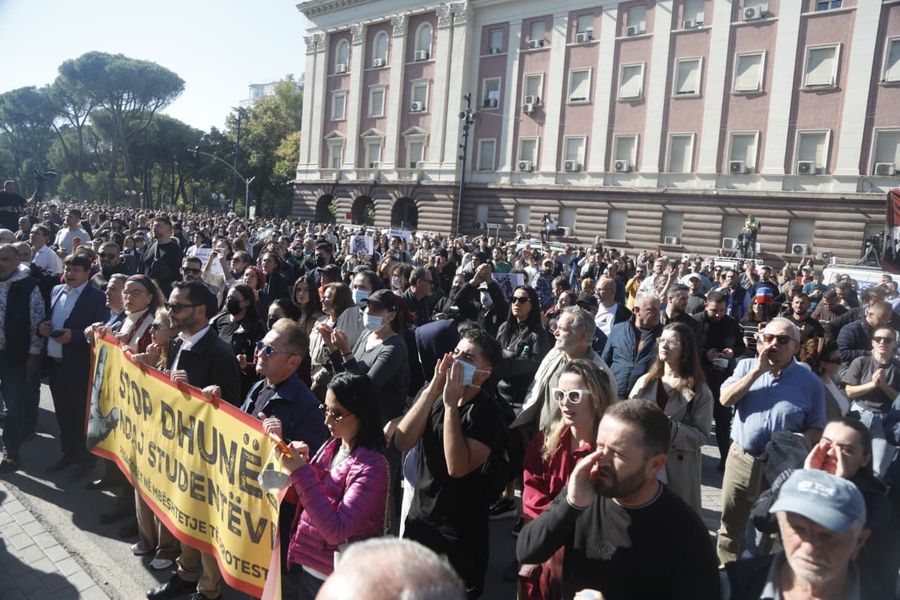 sindikata-e-bashkuar-e-arsimit-fton-te-gjithe-mesuesit-neser-ejani-ne-proteste-krah-studenteve-se-bashku-kunder-padrejtesive