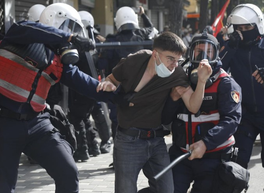 dhuna-ne-protesta-dorezohet-kallezimi-ne-spak-te-hetohet-rama-demo-hitaj-zinxhiri-komandues-180-raste-te-dokumentuara