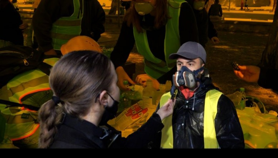 Piranjat  Në vijën e parë të protestës  studentët që kthehen në shpëtimtarë të të lënduarve