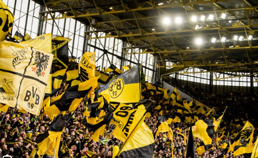 dortmundi-ofron-fanella-falas-per-tifozet-qe-i-fikin-telefonat-ne-stadium