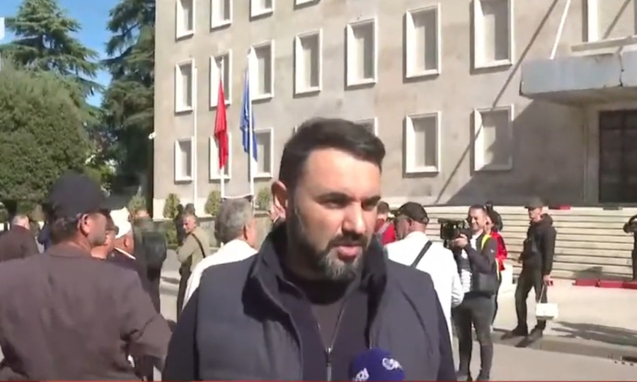 Këlliçi nga protesta para Kryeministrisë  Kauza e studentëve është largimi i Ramës dhe krijimi i qeverisë teknike