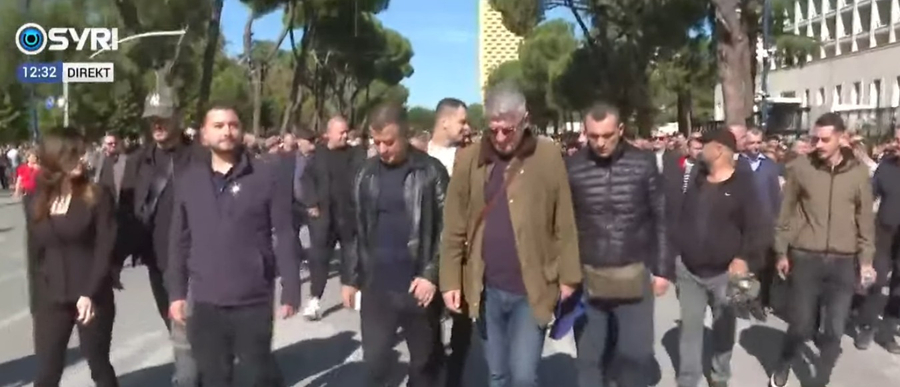 Deputetët e PD dalin nga selia dhe nisen drejt bulevardit në mbështetje të studentëve dhe pedagogëve