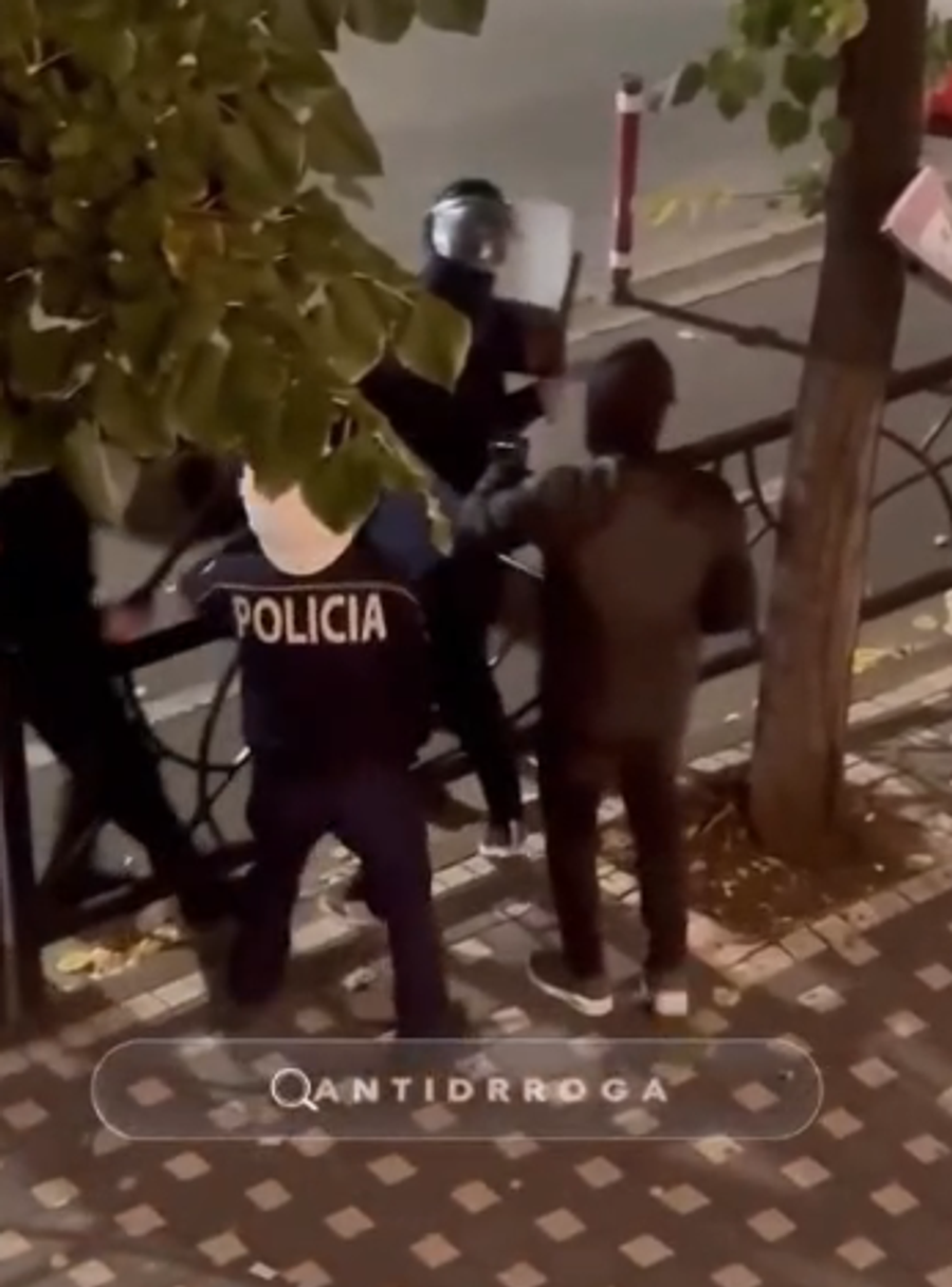 VIDEO  Terrori i mercenarëve të Ramës në rrugët e Tiranës  momenti kur 6 policë dhunojnë një të ri