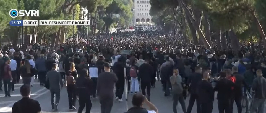 Protestuesit nuk shpërndahen  pushtojnë bulevardin  Dëshmorët e Kombit  para kryeministrisë