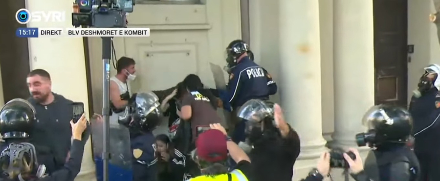 Shihni se si sulmon policia barbarisht të riun me spraj në sy