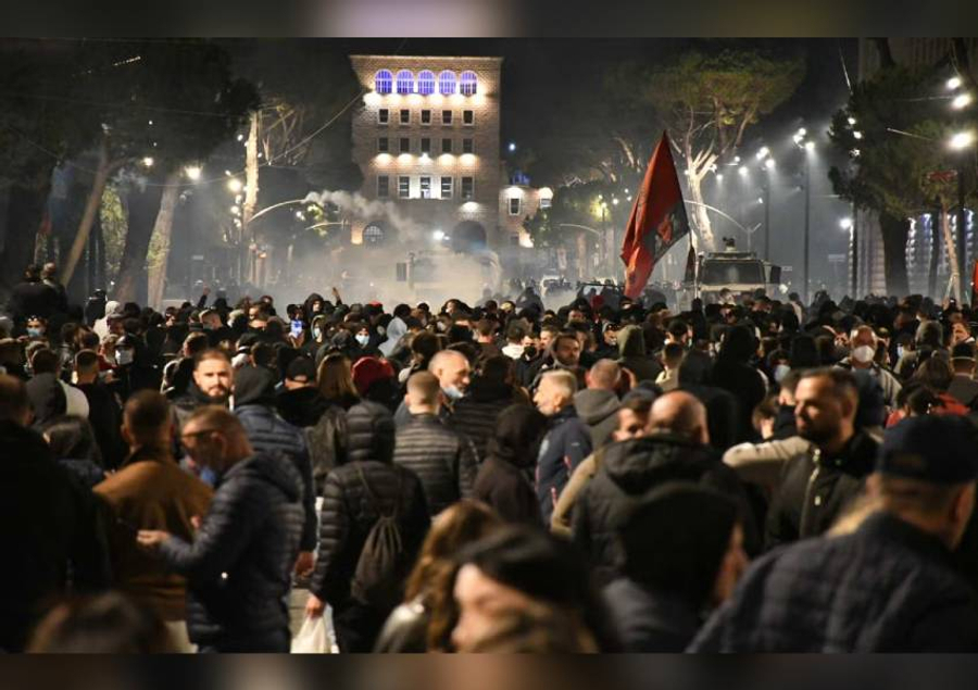 Protesta kombëtare sot në Tiranë  Studentët  pedagogët dhe sindikatat në shesh  PD thirrje shqiptarëve të bashkohen në orën 12 00