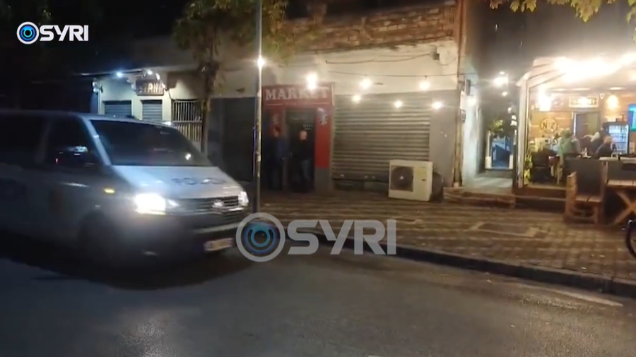 Të rinjtë i shpëtojnë policisë  efektivët dalin duar bosh nga  gjuetia  e protestuesve