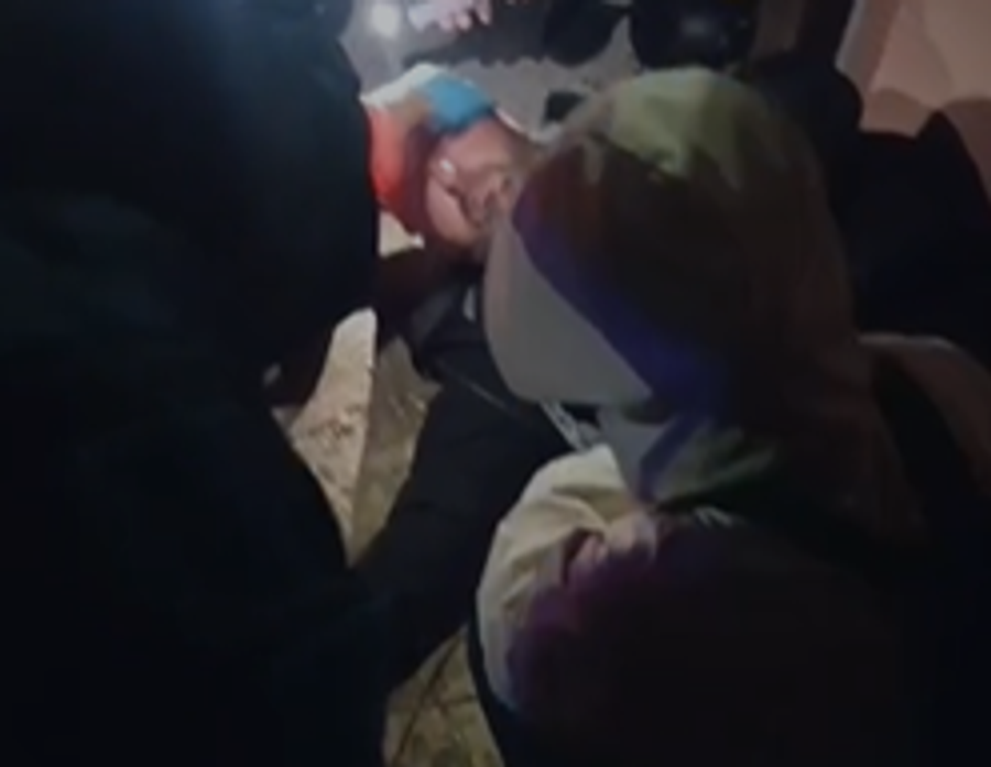 Dhuna brutale lë pa ndjenja protestuesin   Goditet në kokë nga policia  ndërhyn urgjenca