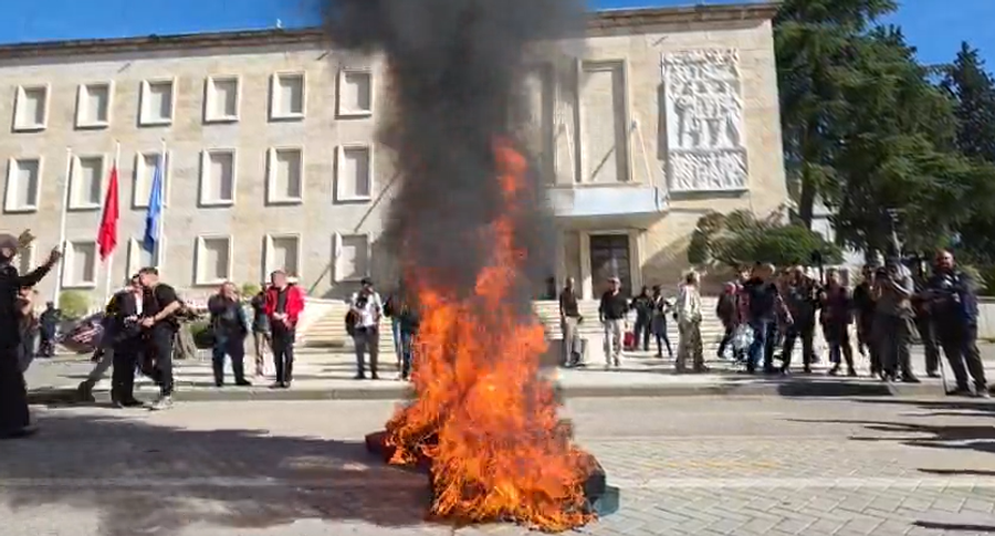  Qeveri e krimit   Digjen karriget e  dialogut   protestuesit kërkojnë dorëheqjen e Kryeministrit