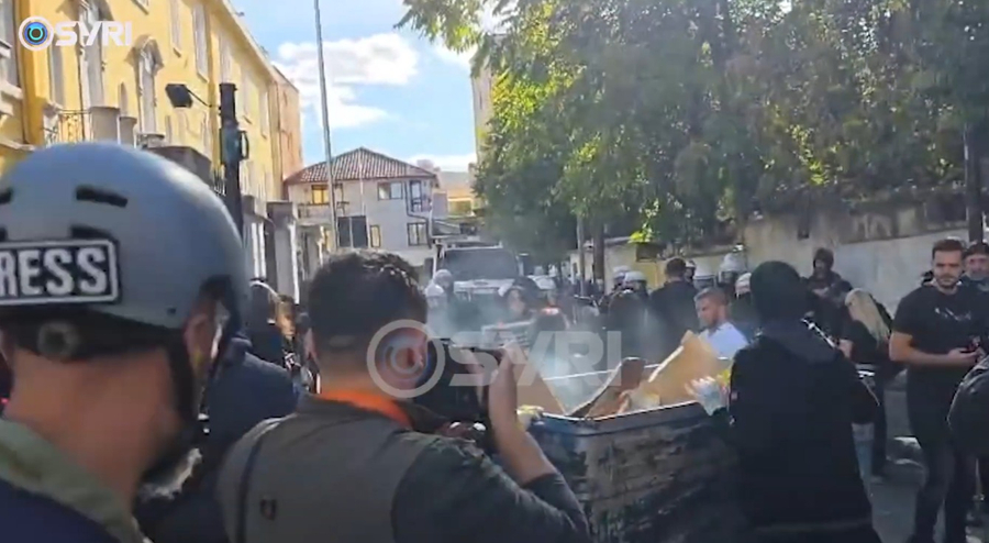 Simbolika  Studentët i venë zjarrin koshave të mbeturinave para ministrisë së Arsimit
