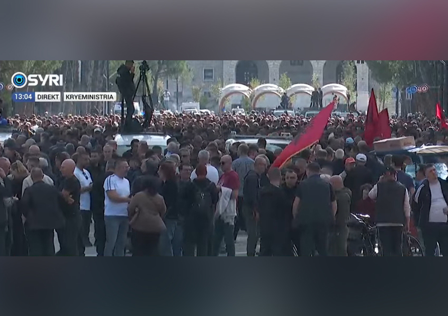 Opozita marshon drejt Ministrisë së Arsimit  në mbështetje të studentëve dhe kërkesave të tyre