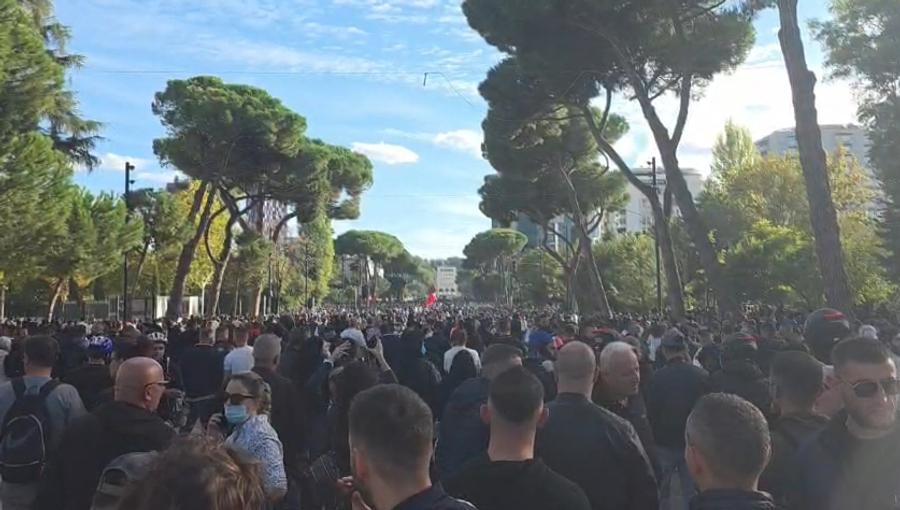 VIDEO  Të rinjtë nuk tërhiqen  Prani masive e qytetarëve  protestuesit mbushin plot bulevardin