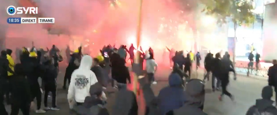 Përplasje frontale mes protestuesve dhe policise para parlamentit