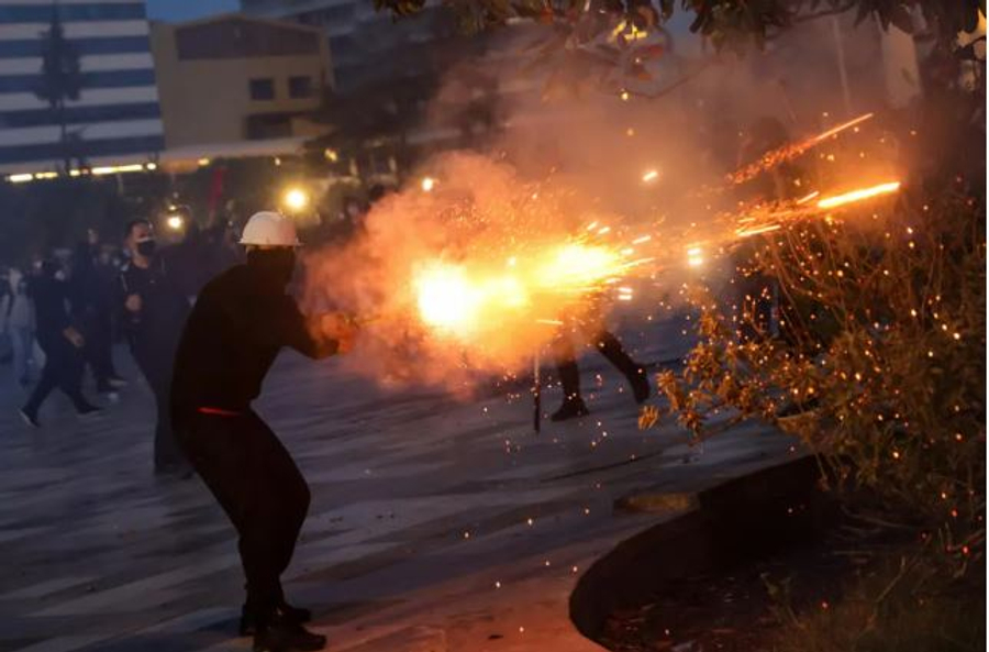‘France 24’, jehonë protestës studentore në Tiranë: Përplasje me policinë! Të rinjtë shqiptarë akuzojnë Ramën për korrupsion dhe kërkojnë largimin e tij