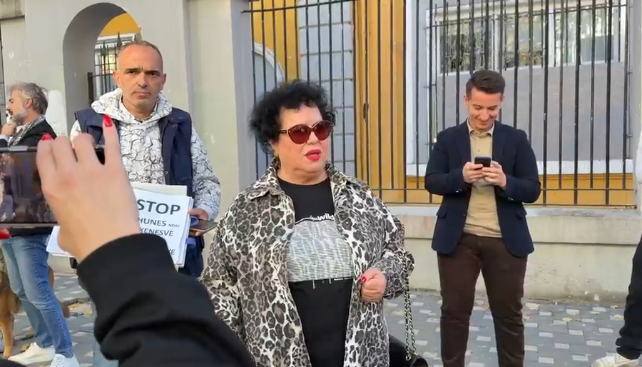 VIDEO  Këngëtarja Irini Qirjako i bashkohet protestës rinore  Më flet shpirti   