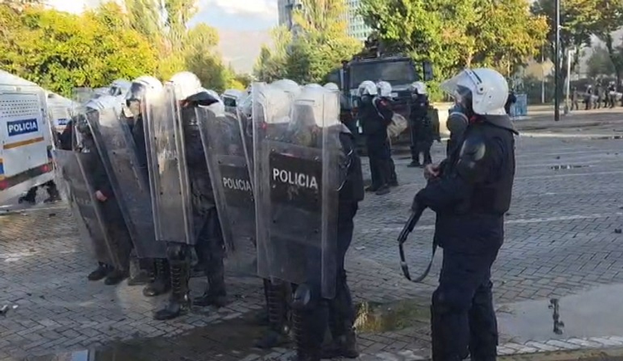 protesta-ne-tirane-dhuna-e-policise-nuk-ndalet-godet-me-plumb-gome-dhe-grupin-e-xhirimit-te-syri-tv