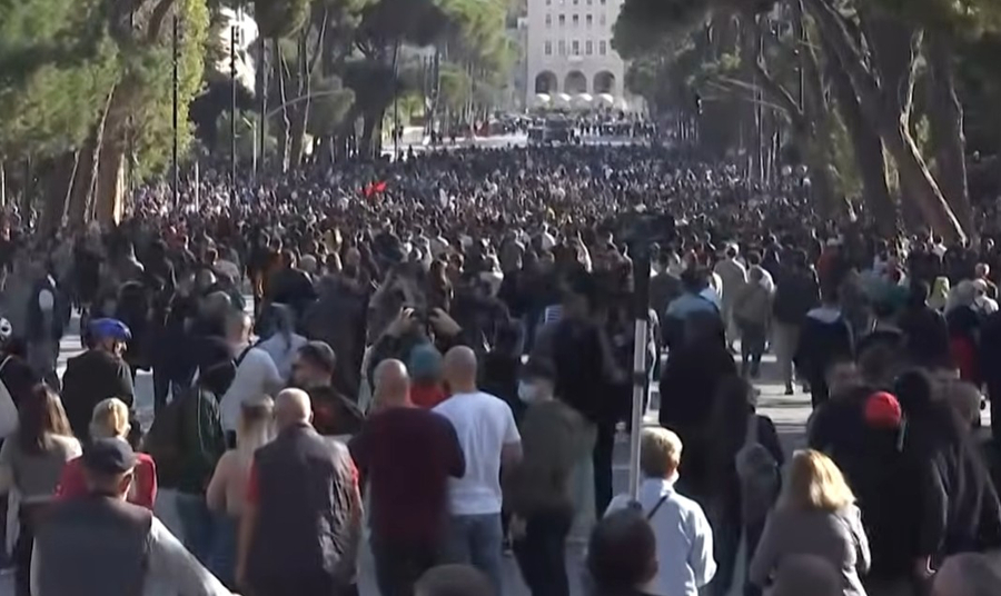  Rama jepe dorëheqjen   Opozita dhe mijëra qytetarë në protestë  Policia përgjigjet me gaz lotsjellës e plumba gome