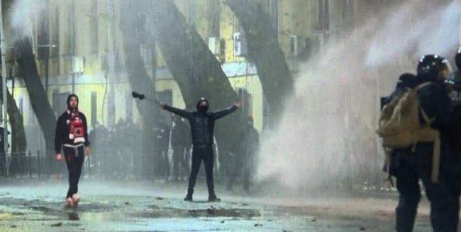 U plagos në sy gjatë protestës  reagimi i  Tifozave Kuq e Zi  për Erjon Vishkullin  Lutemi për ty vëlla 