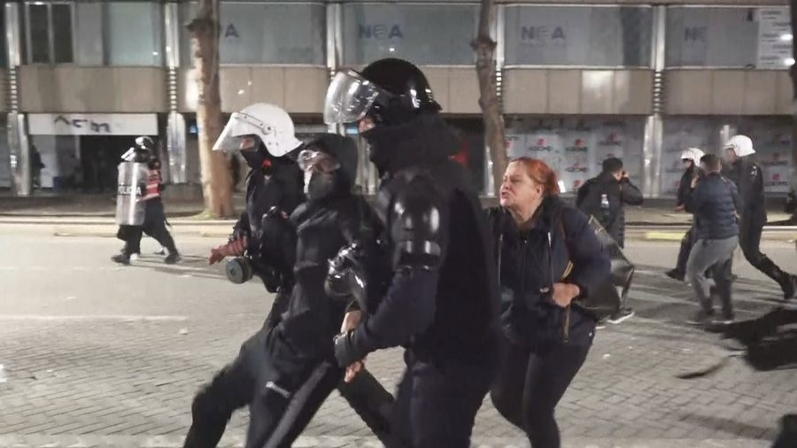  Le Monde   Rama ashpërson ligjin për të kontrolluar protestën kundër qeverisë