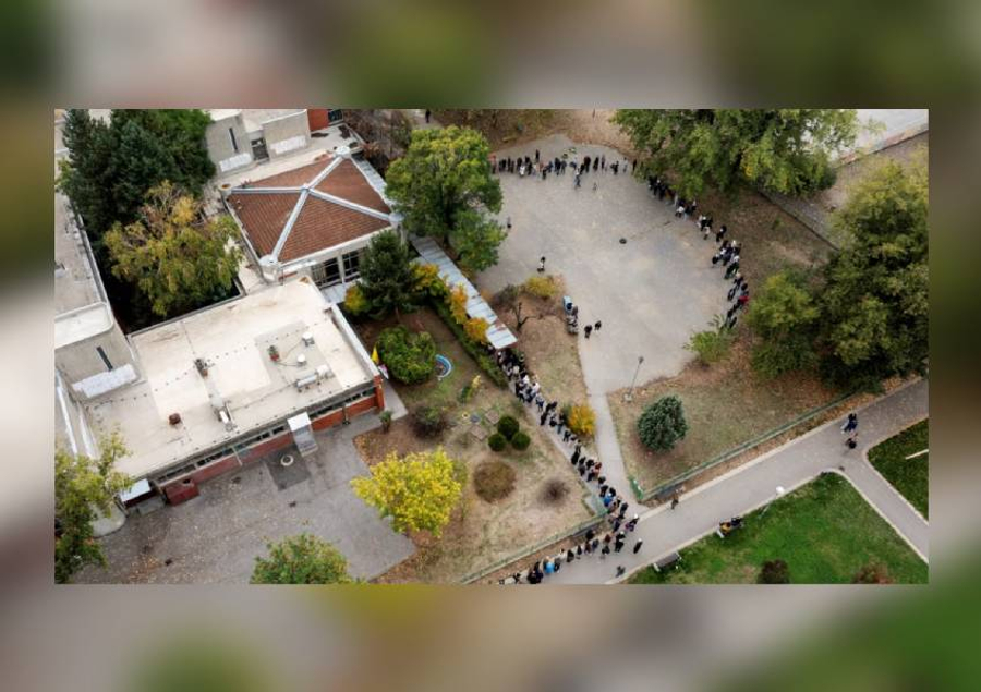 Mbyllen qendrat e votimit në Serbi  Pjesëmarrja rekord arriti në 67 6  deri në orën 19 00
