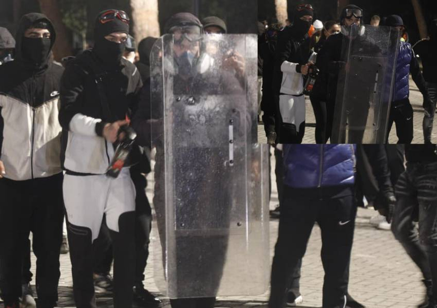 FOTO  U përplasën te Kryeministria  të rinjtë i marrin mburojën dhe sprajin me piper policisë dhe i rrinë përballë