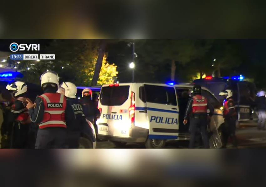 VIDEO  4 furgona me policë mësyjnë drejt sheshit  Skënderbej   pritet ndërhyrje e dhunshme ndaj të rinjve